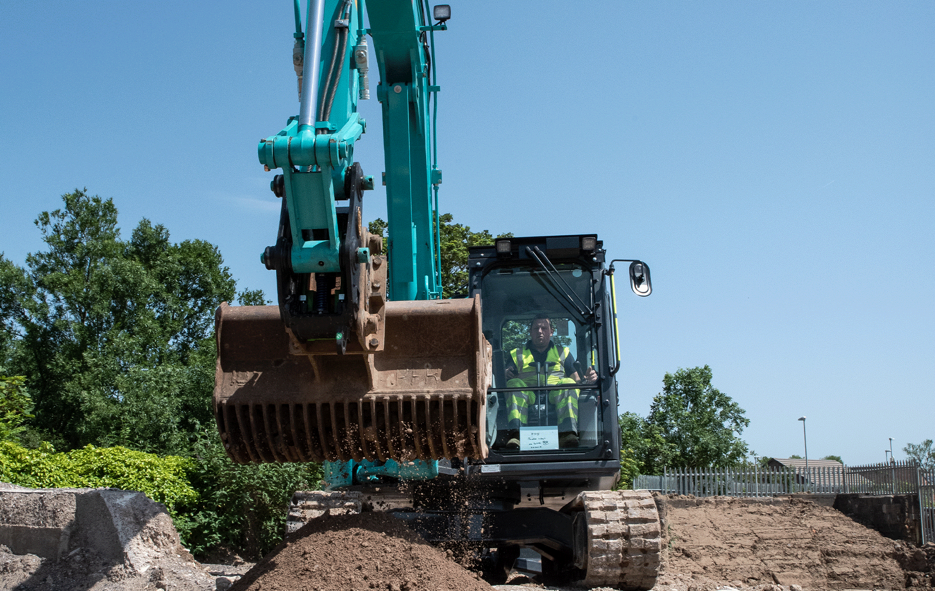 Plantforce Riddle Bucket Operating On Site